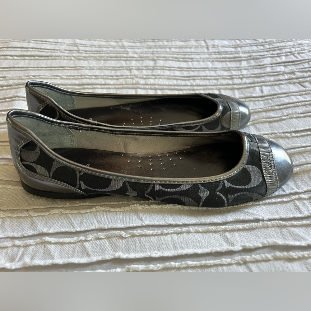 Coach ballet flats. Never worn. Excellent condition.